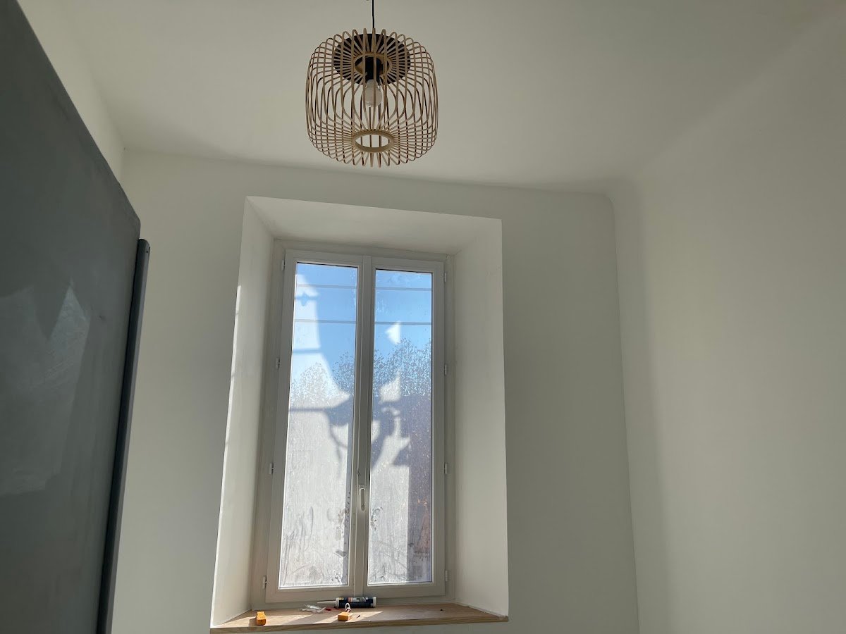 Pose d'un luminaire suspendu près d'une fenêtre rénovée